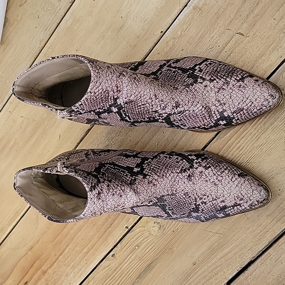 Coconuts by Matisse Ankle Bootie - Picture 2 of 7